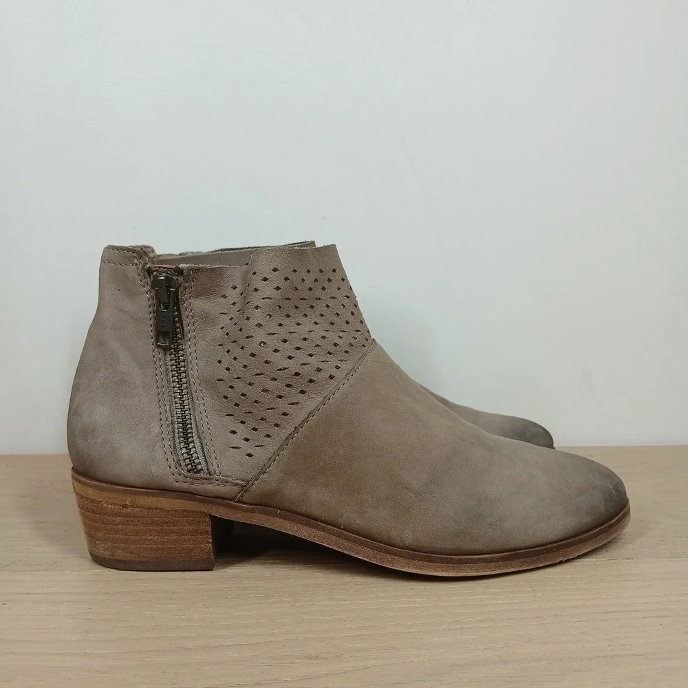 Hinge Ankle Boots Womens 7.5 Taupe Leather Perforated Zip Western Boho